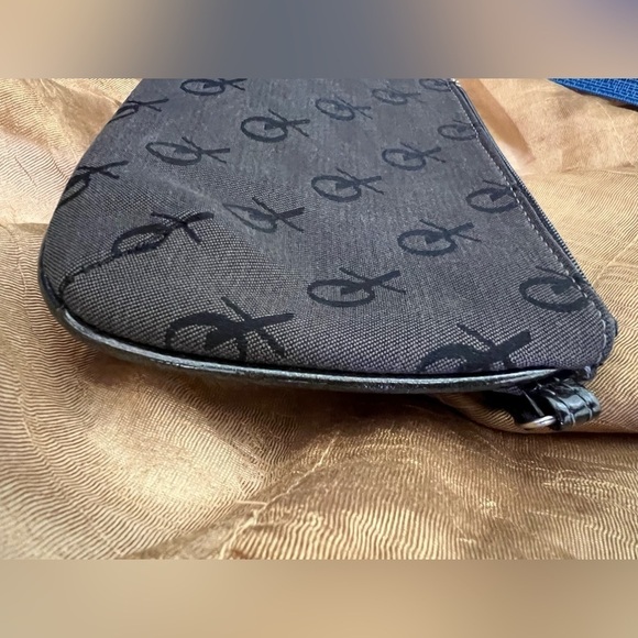 XOXO Wristlet - Picture 3 of 10